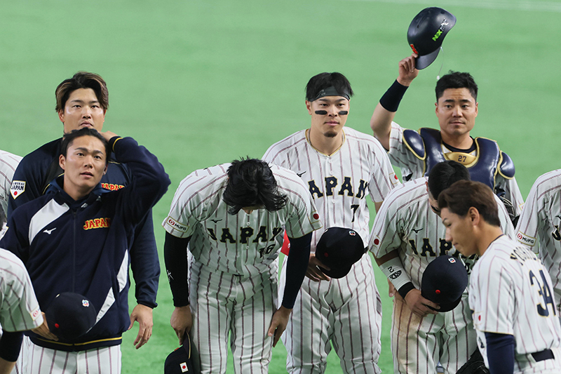 深々と頭を下げる大谷（中央左）&nbsp;