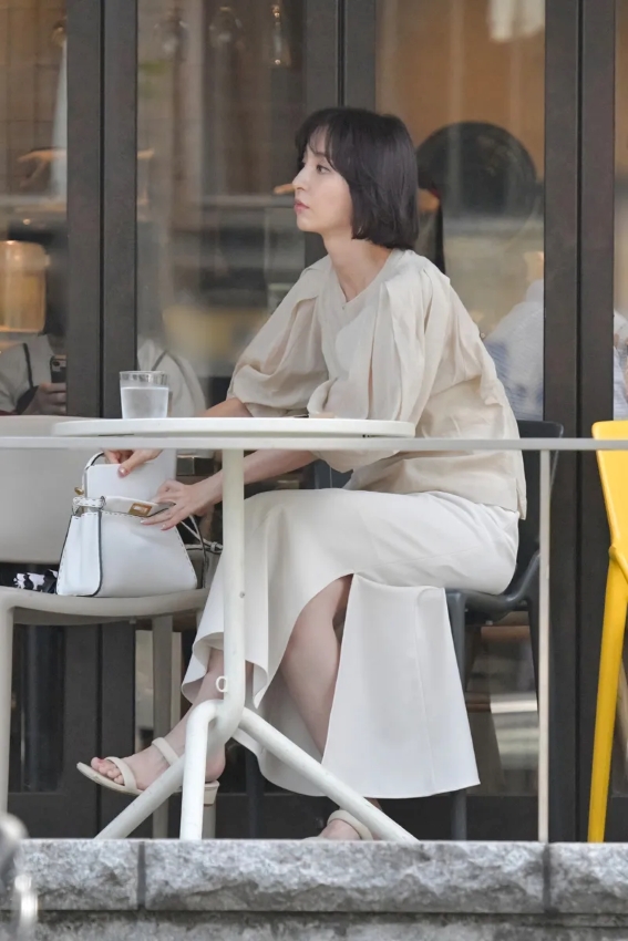 テラスでお茶をする篠田