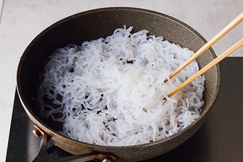 しらたきがぷりっとするまで乾煎りする