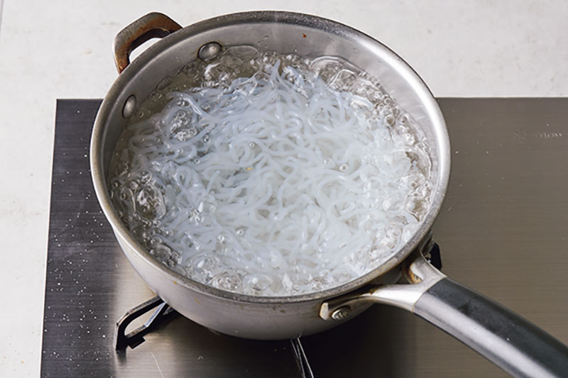 下ゆでしたしらたきは湯をしっかり切る