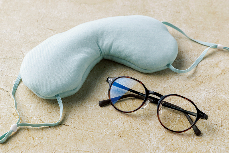 「目のおふとん（アイマスク）」（980円/カインズ）と「ザ サプリメガネ 9329 度無し デミブラウン」（9570円/メガネデパート）