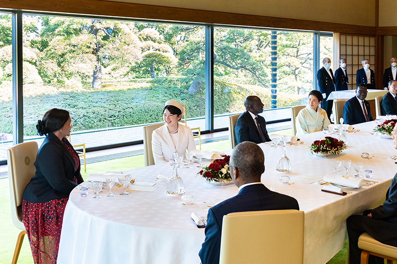 ケニア大統領夫妻への接遇で午餐会デビューを果たされた愛子さま。スワヒリ語で挨拶され、夫妻を驚かせた（2024年、東京・千代田区。写真／宮内庁提供） 