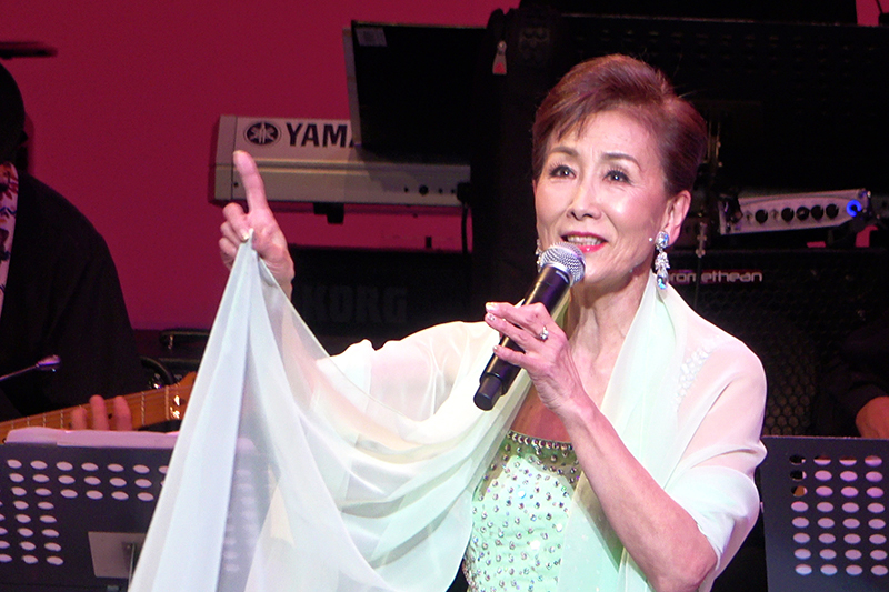 ステージ上で熱唱する伊東ゆかりさん