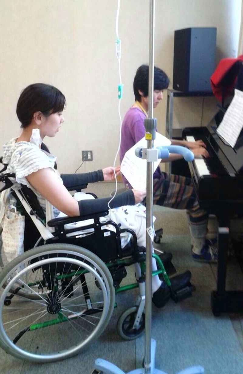 リハビリ病院にいる人たちに『荒城の月』などを歌った。それもリハビリのひとつだったという