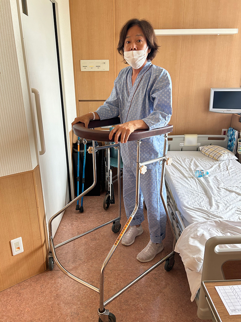 リハビリをする佐藤弘道さん