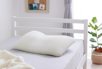 《寝心地が格段に違う》睡眠の質を大きく左右する！睡眠の専門家が厳選する「枕＆パッド」4選