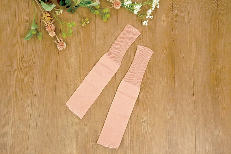 「ネルネ プレシャスタイム指先フリーのウォーマー付きナイトソックス」（3080円/SUNAYAMA）