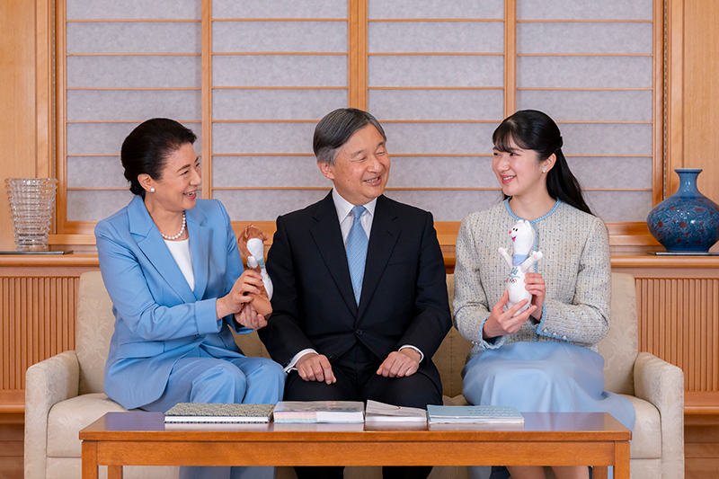 ミラノ・コルティナ五輪の公式キャラクターを手に、団らんされるご一家（2026年2月、東京・千代田区。写真／宮内庁）