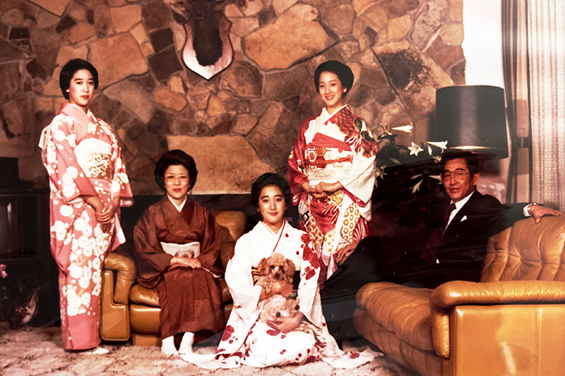 3姉妹が振袖に身を包んだ、鶴田家の家族写真。鶴田さんの隣がさやか