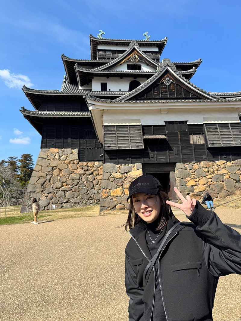 松江城をバックにピースサイン（北川のXより）