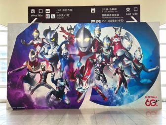《ウルトラマンが街中に登場！》東海道新幹線に乗って「生誕60周年を祝う旅」へ、レアすぎる「オ…