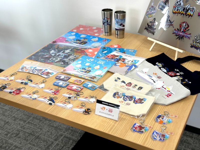 会場ではアクリルキーホルダーやタンブラーなど、オリジナルグッズも販売。