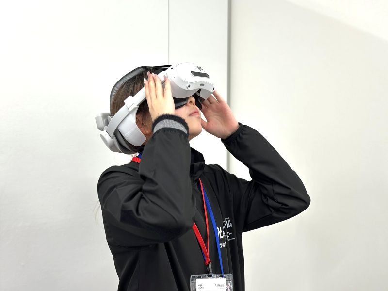 VRゴーグルを装着して、館内を自由に歩き回りながら巨大な怪獣の展示や迫力満点のバトルシーンを体験！　VRゴーグルから写真撮影も自由に行え、体験後にダウンロードできる。