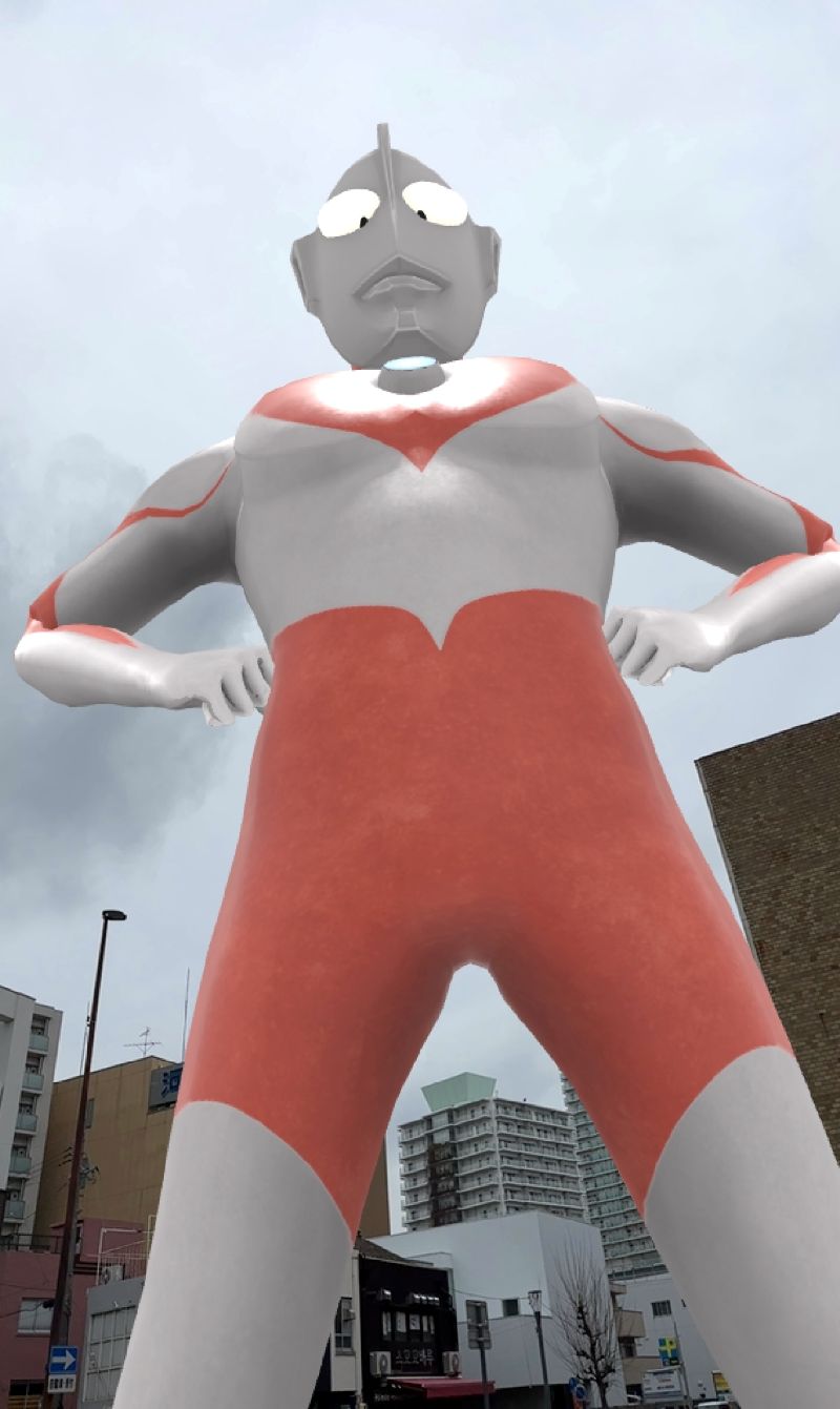 巨大なウルトラマンが豊橋の街中にシュワッチ！
