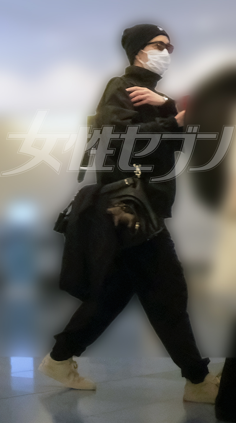 サングラスとマスクで顔を覆い隠す（2026年2月）