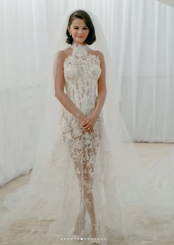 ファッショナブルだがNGの場所もあるのだろう（セレーナ・ゴメスのインスタグラムより）