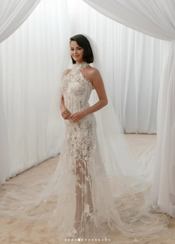 スケスケだが洗練されたイメージも（セレーナ・ゴメスのインスタグラムより）