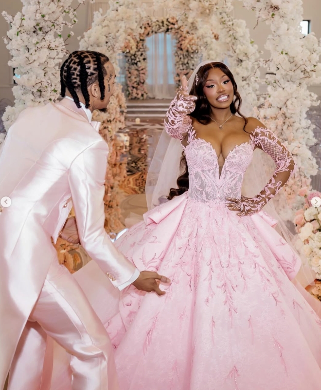 胸元がザックリあいている（モナレオのインスタグラムより）