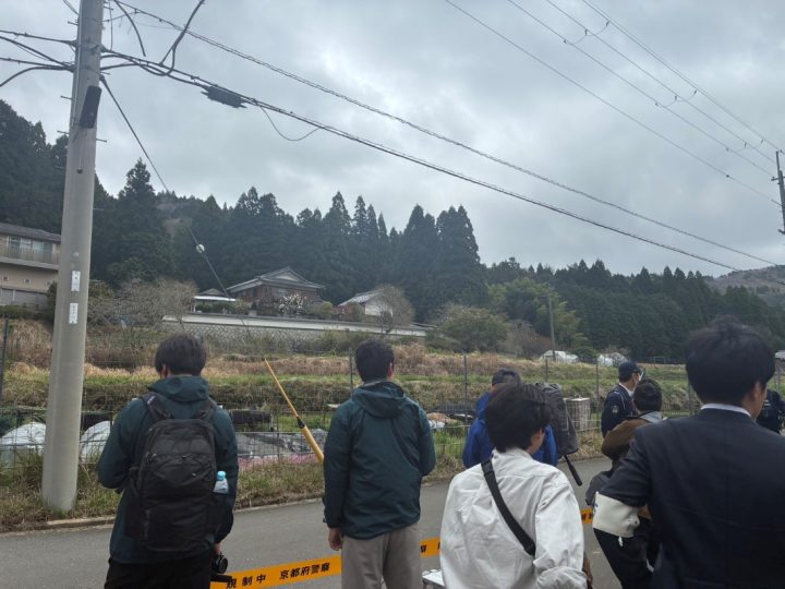 家宅捜索が入り、騒然とする自宅付近