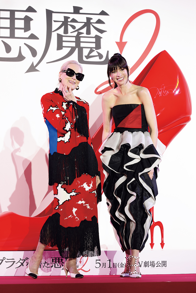 チャーミングなポーズを決めるふたり。ドレスの色味は赤と黒のリンクコーデ！