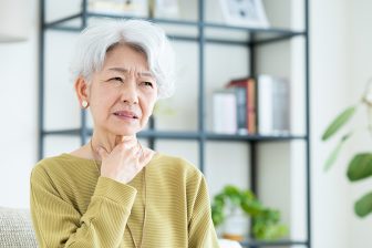 《老け声を若返らせるケア》水分補給、毎日10分朗読、刺激物を控える、ラジオ体操…若々しくハリの…