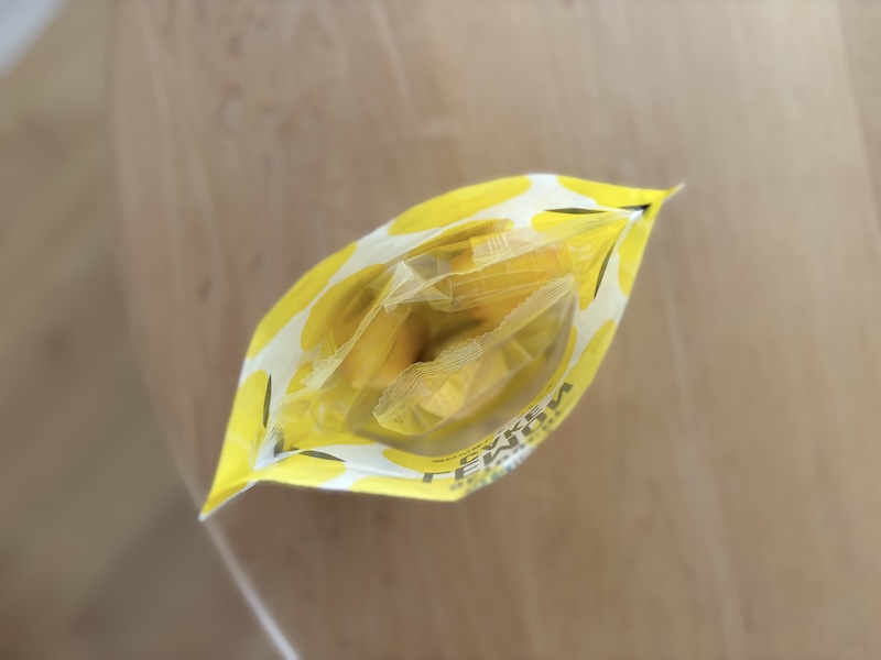パッケージを開けると、3つのレモンケーキが並んでいます