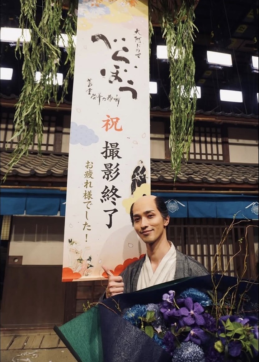 坊主頭の出演者が多く、毎回準備が大変だったという。（写真／横浜のインスタグラム）