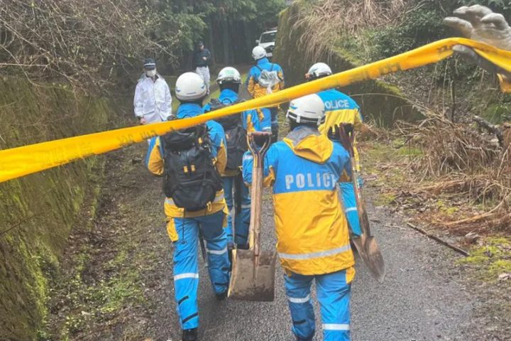 スコップを持った捜索員が山中に入って行った