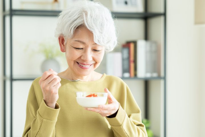 《医師が実践する免疫力アップの習慣》「夕食後にヨーグルトで腸を整える」「全身浴とストレッチで温活」…極意は“何かをプラスする”以上に“マイナスになる行動をしない” 