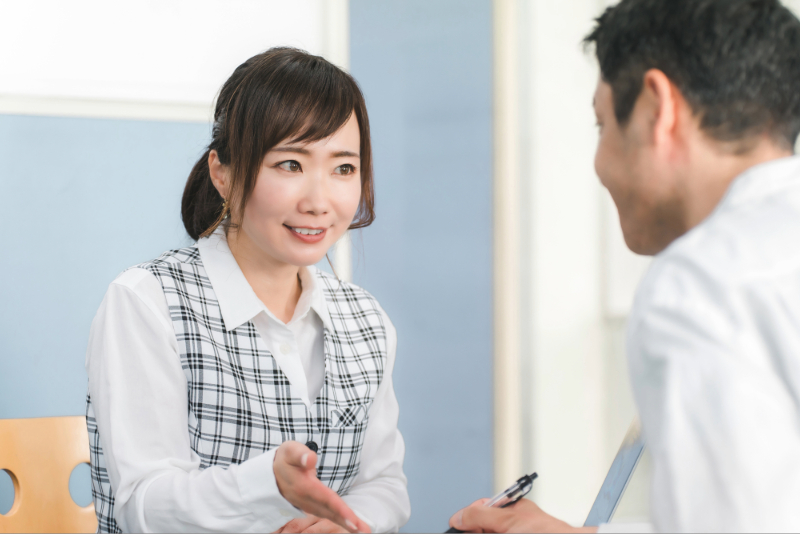 銀行の窓口も人が少なくなってきている（写真／イメージマート）