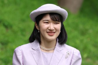 《トップスをパンツにインされて》愛子さま「オール学習院」と「園遊会」で魅せられた春ファッシ…