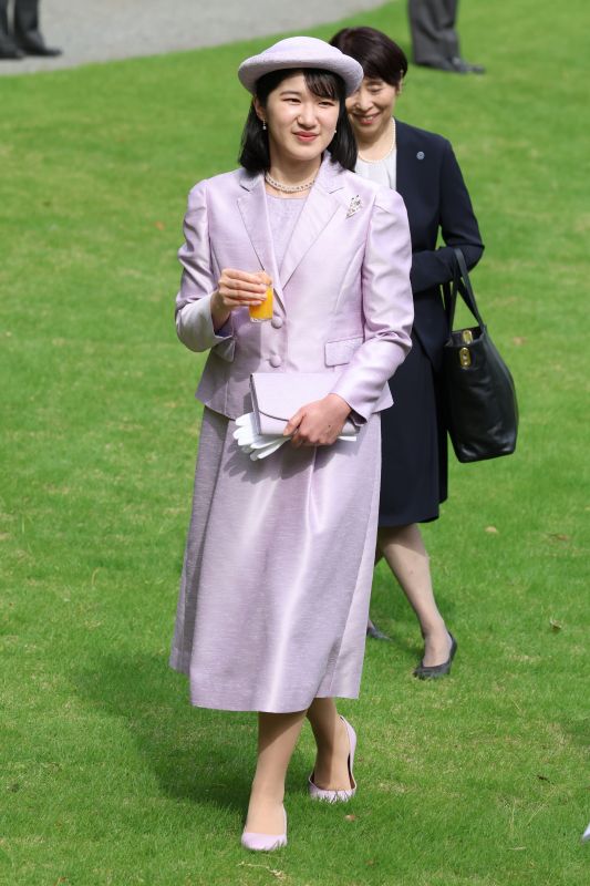 飲み物片手に笑顔を向けられて。（2026年4月、写真／JMPA）