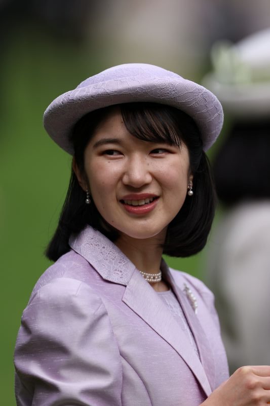 声をかけられ振り返る愛子さま。（2026年4月、写真／JMPA）