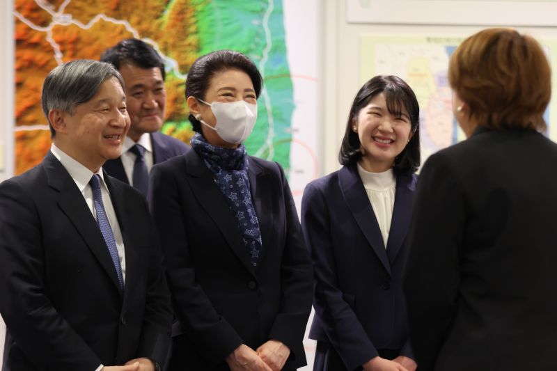 東日本大震災の被災者と懇談される天皇ご一家。（2026年4月、写真／JMPA）