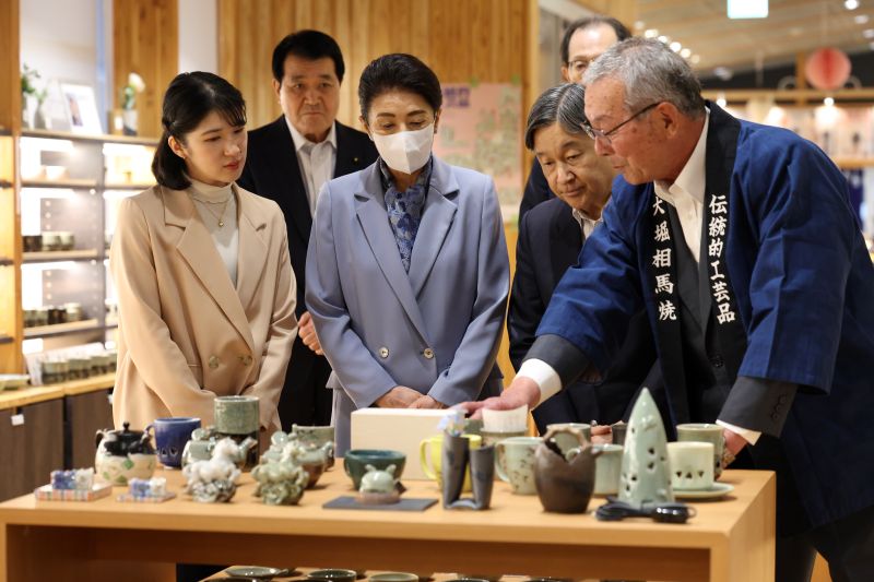 福島県浪江町の道の駅を訪問された天皇ご一家。（2026年4月、写真／JMPA）