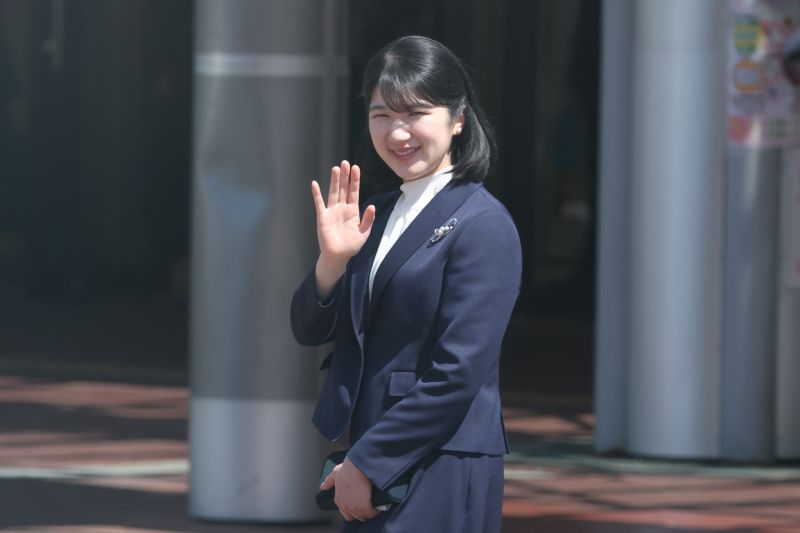 福島駅に到着し、集まった奉迎者に笑顔で手を振られる愛子さま。（2026年4月、写真／JMPA）