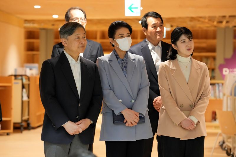 「大熊町立学び舎ゆめの森」で授業を視察される天皇ご一家。（2026年4月、写真／JMPA）