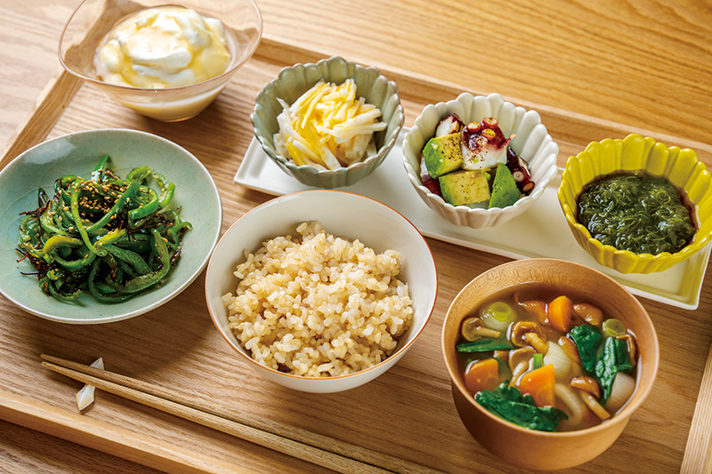 品数、量ともに大充実の“ご自愛朝食御膳”。手が込んでいるように見えるが、実は市販品や“あえるだけ・まぜるだけ”レシピを活用し、所要時間は10分程度。「お気に入りの器にちょこちょこ盛ると気分も上がりますよ」。