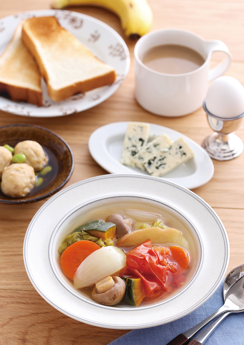 ボリューム朝食で1日を精力的にスタート。「スープは塩などの味つけはなしで、野菜本来の旨みや甘みを存分に味わいます。たんぱく質は、好物の豆を使った料理や焼き魚、うなぎのかば焼きもよく食べます」（天野さん）。