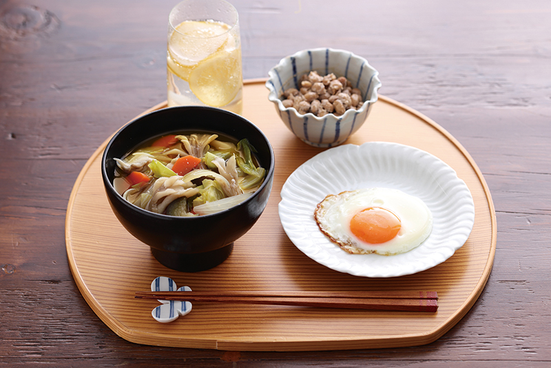 潔ささえ感じる、とことんシンプルな朝食。みそ汁は、4、5種類の野菜ときのこをだしで煮た状態のものを数日分作り置きし、食べる直前にみそを溶き入れている。最後にフレッシュなしょうがの千切りを加えて風味アップ。