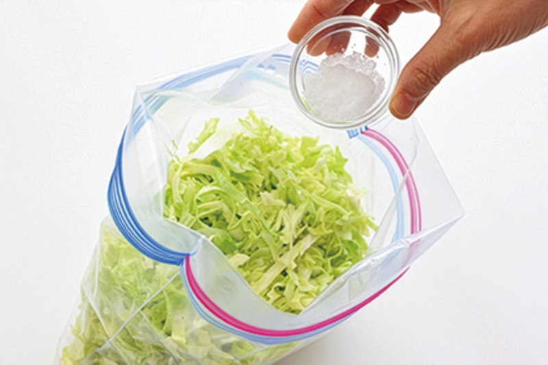 大きめのジッパー袋に材料を入れる