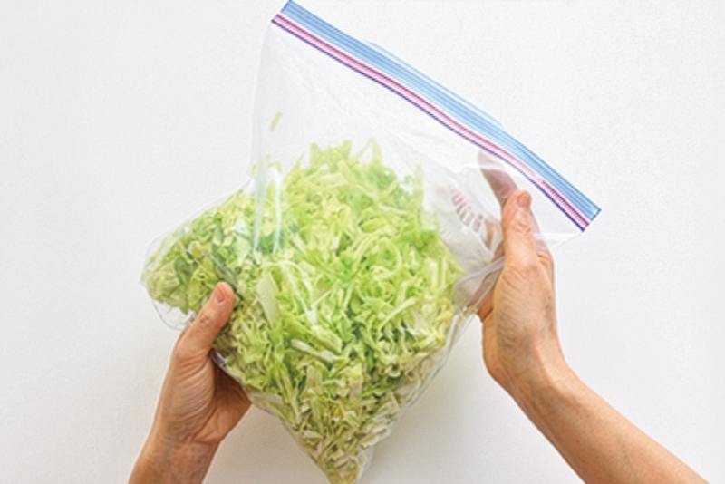 袋の口を閉じ、袋を振る