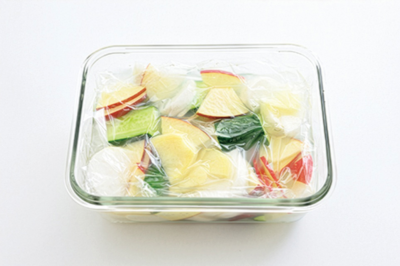 保存容器に材料を入れ、ラップをのせて室温で1～2晩おく