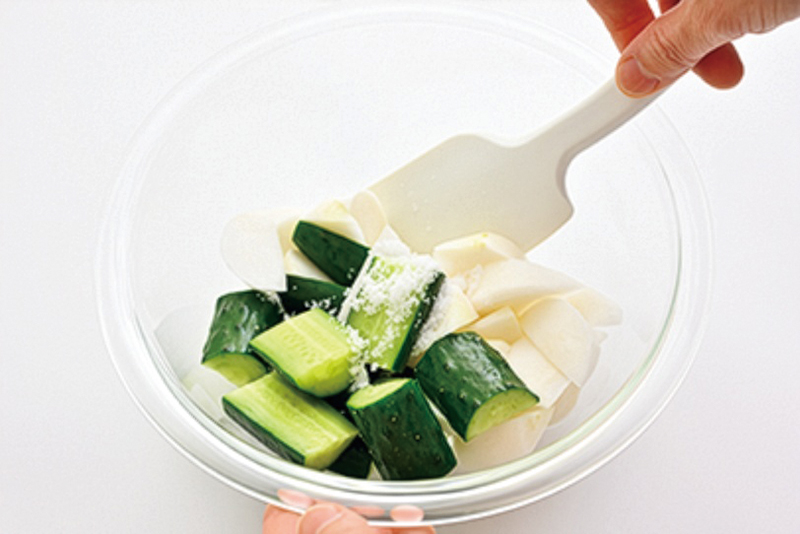 切ったかぶときゅうりをボウルに入れ、塩を加えて20分ほどおき、ざるにあげて水気を切る