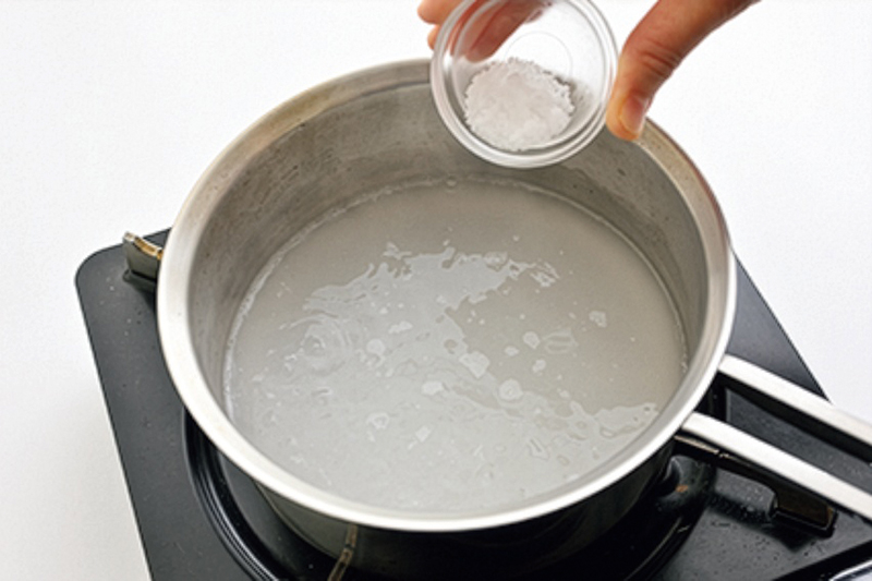 米のとぎ汁を火にかけ、煮立ったら砂糖を加えて混ぜる