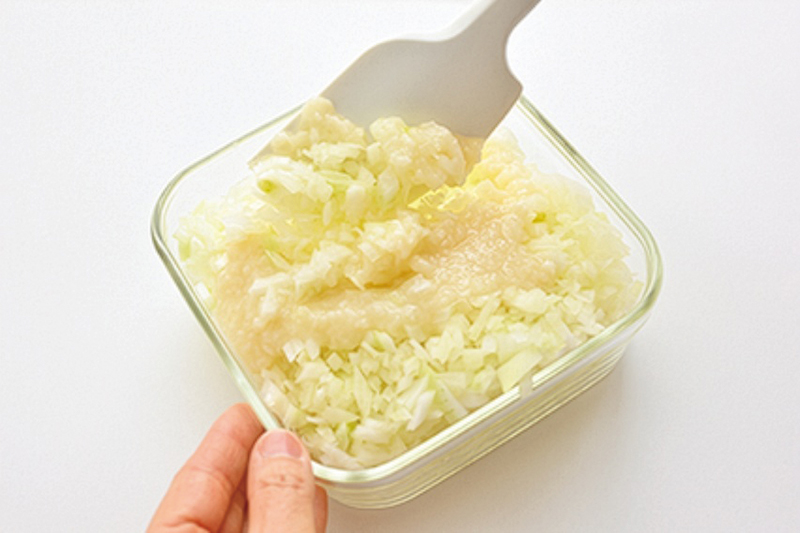 みじん切りにした玉ねぎと、塩麹を混ぜ合わせる