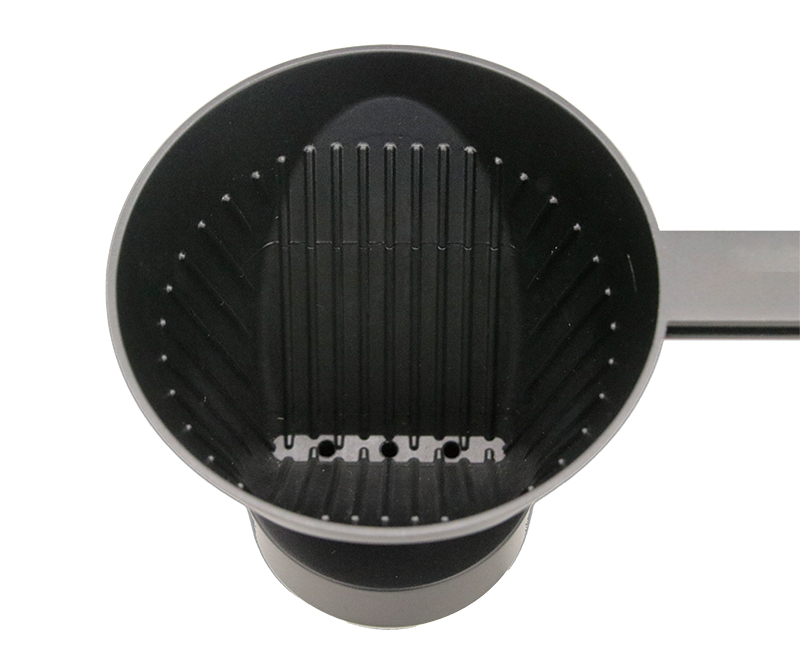 ドリッパーは小さめの穴が3つ 