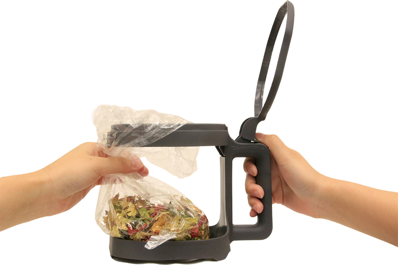 ホルダーからポリ袋を引き抜く