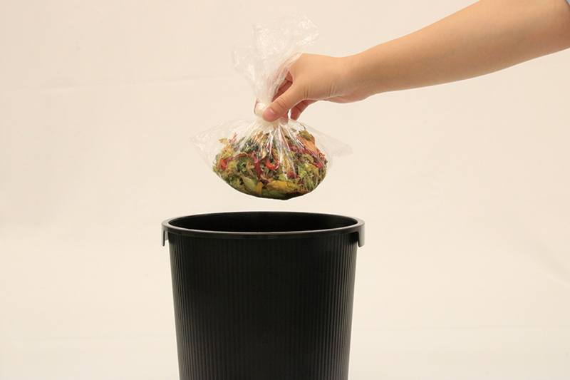 ポリ袋ごと取り外してごみ箱へ
