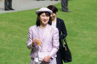 《雅子さまから受け継がれた気品》春の園遊会で愛子さまが選ばれたのは気品漂う“ラベンダーカラー…
